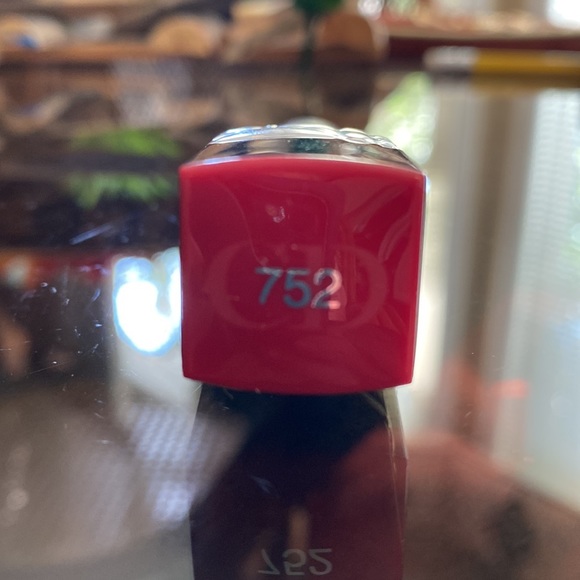 Dior #752 Rouge Favori Lipstick - Picture 6 of 7